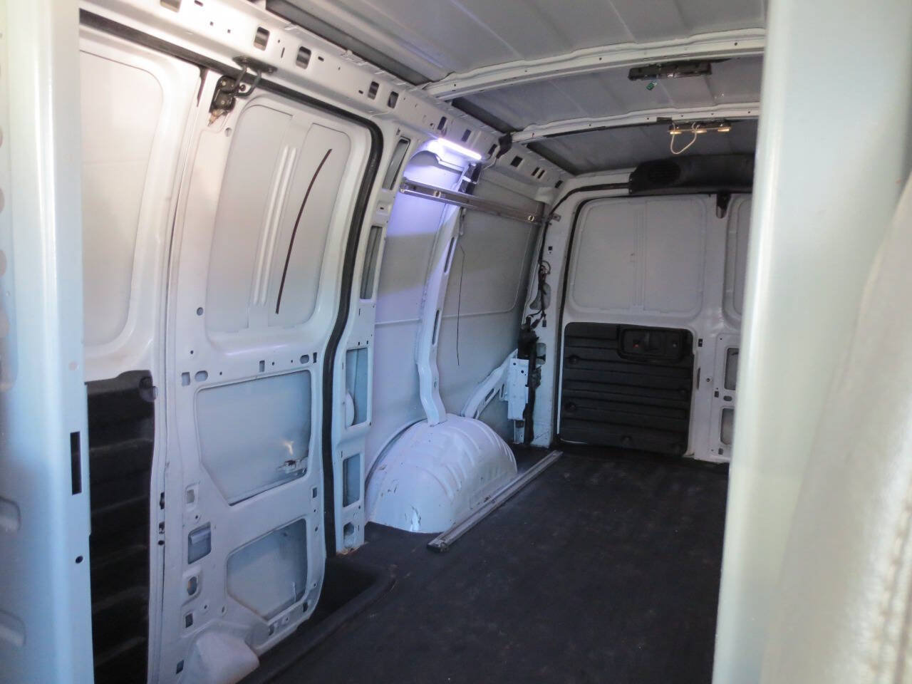 Used 2015 Chevrolet Express 2500 RWD image 8