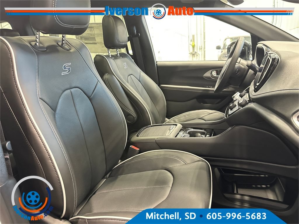 New 2027 Chrysler Pacifica Limited AWD/4WD image 30