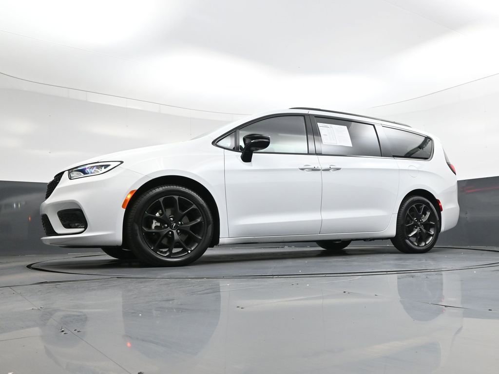 Used 2025 Chrysler Pacifica Limited image 41