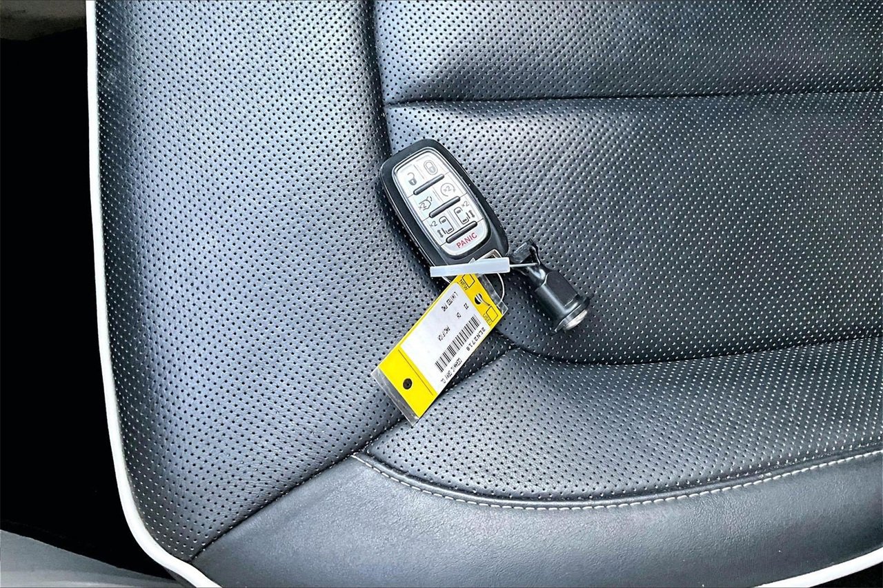 Certified 2023 Chrysler Pacifica Limited image 33
