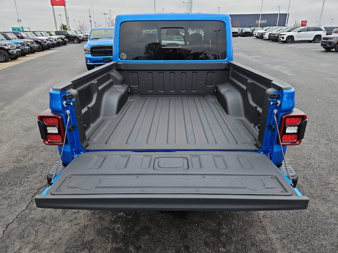 New 2026 Jeep Gladiator Mojave w/ Steel Bumper Group AWD/4WD image 7