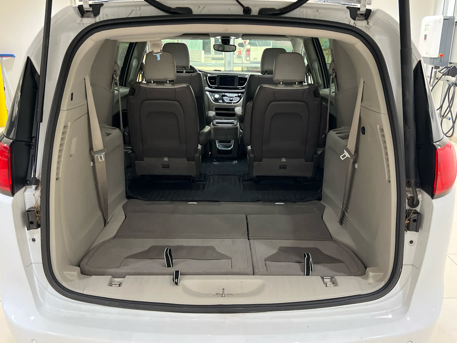 Used 2018 Chrysler Pacifica Touring-L FWD image 7