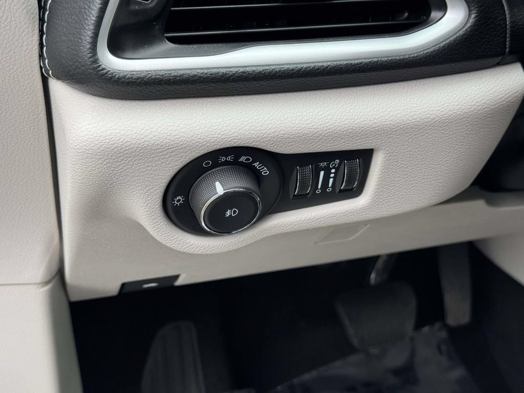Used 2024 Chrysler Pacifica Limited FWD image 22