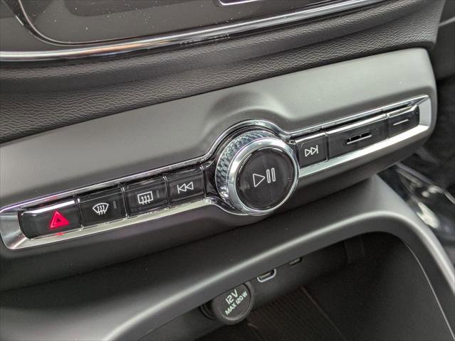 Used 2025 Volvo XC40 B5 Ultra w/ Climate Package image 17