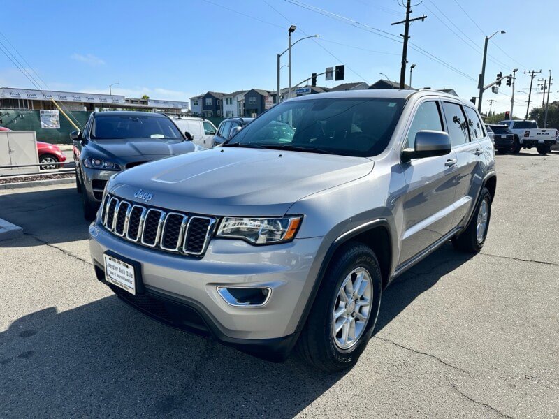 Used 2018 Jeep Grand Cherokee Laredo RWD image 1