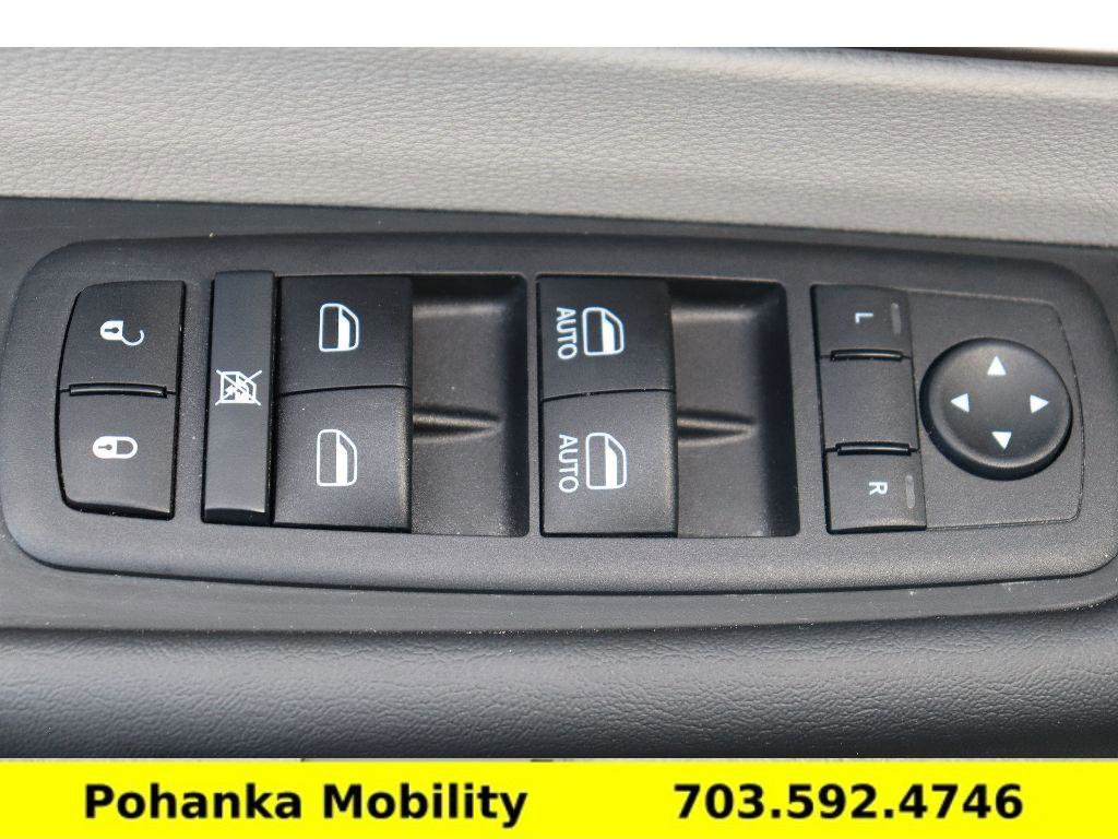 Used 2024 Chrysler Pacifica Touring-L image 25