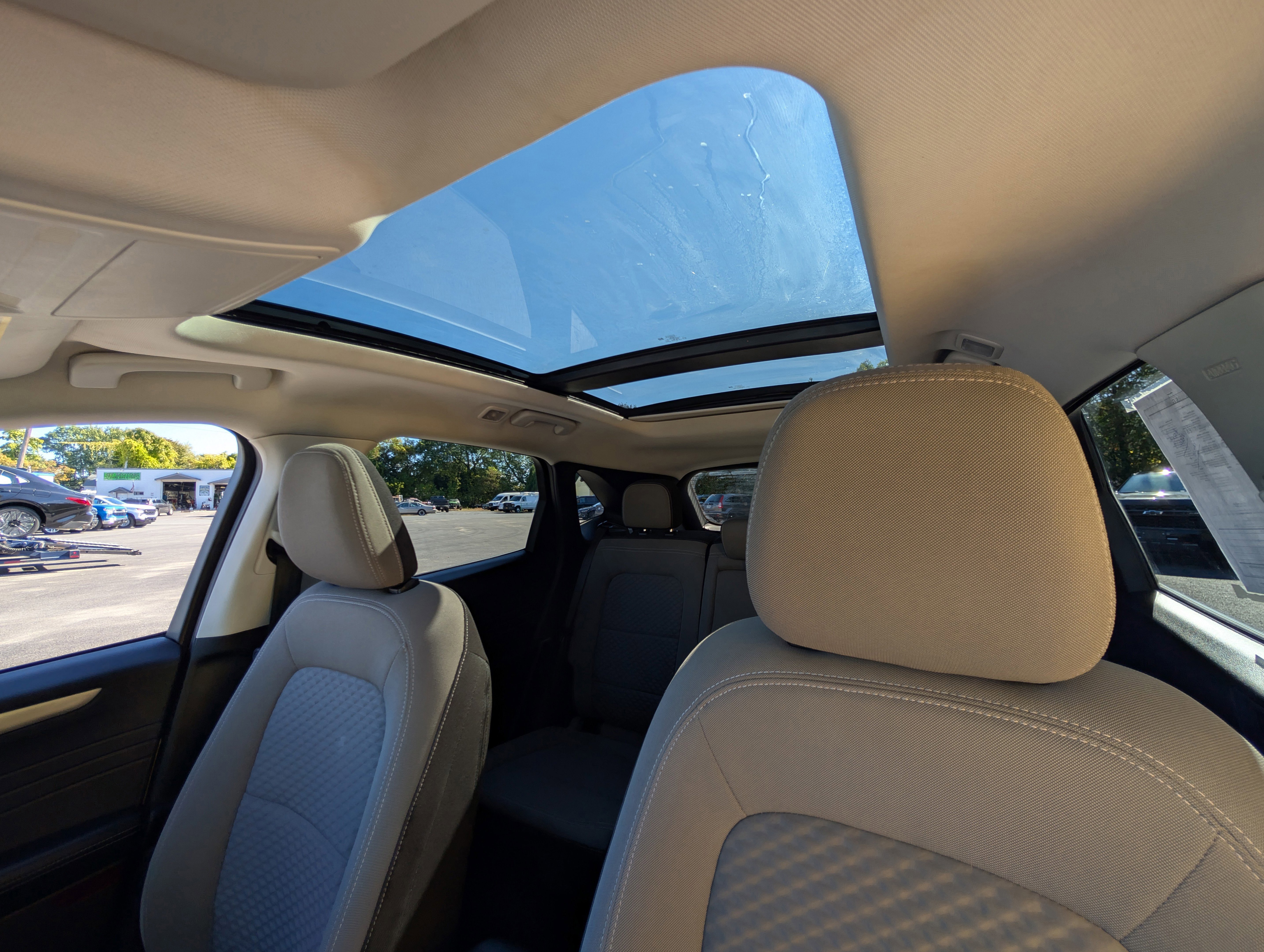 Used 2022 Ford Escape SE w/ SE Sport Appearance Package image 5