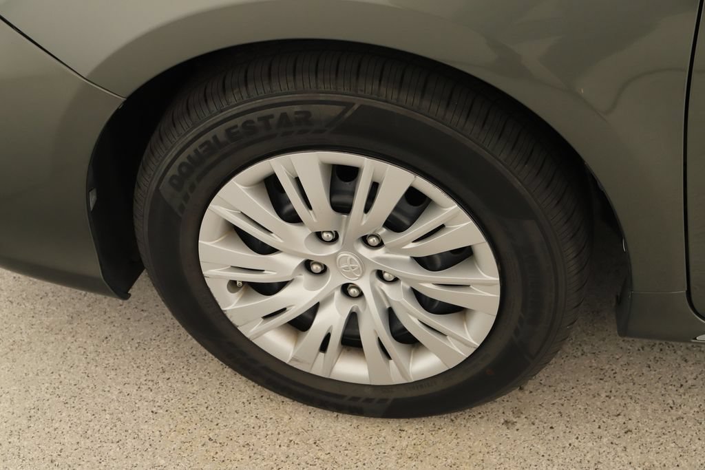 Used 2014 Toyota Camry LE FWD image 31