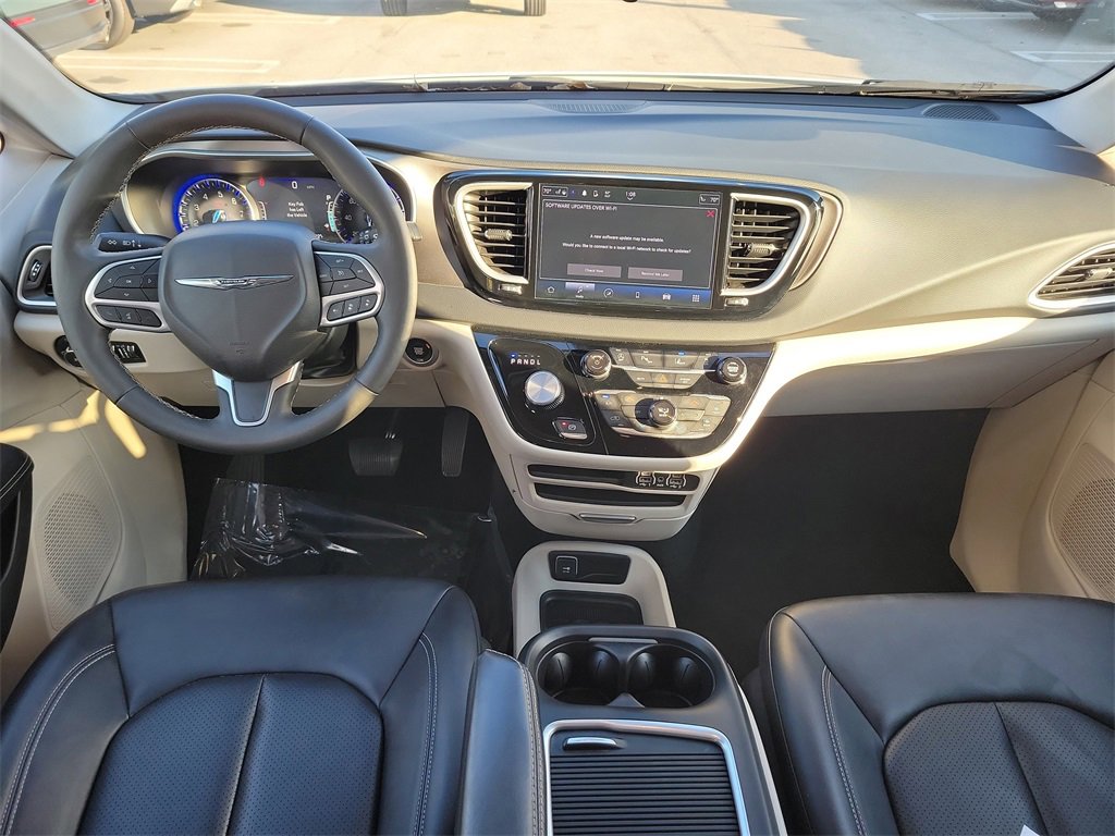 Used 2024 Chrysler Pacifica Touring-L image 10