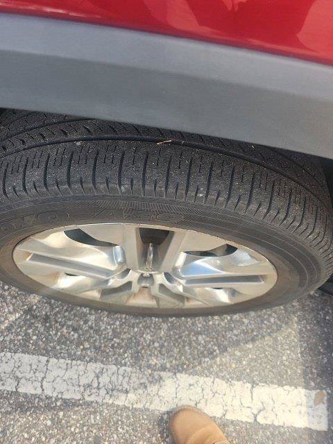 Used 2021 Toyota RAV4 XLE Premium FWD image 4