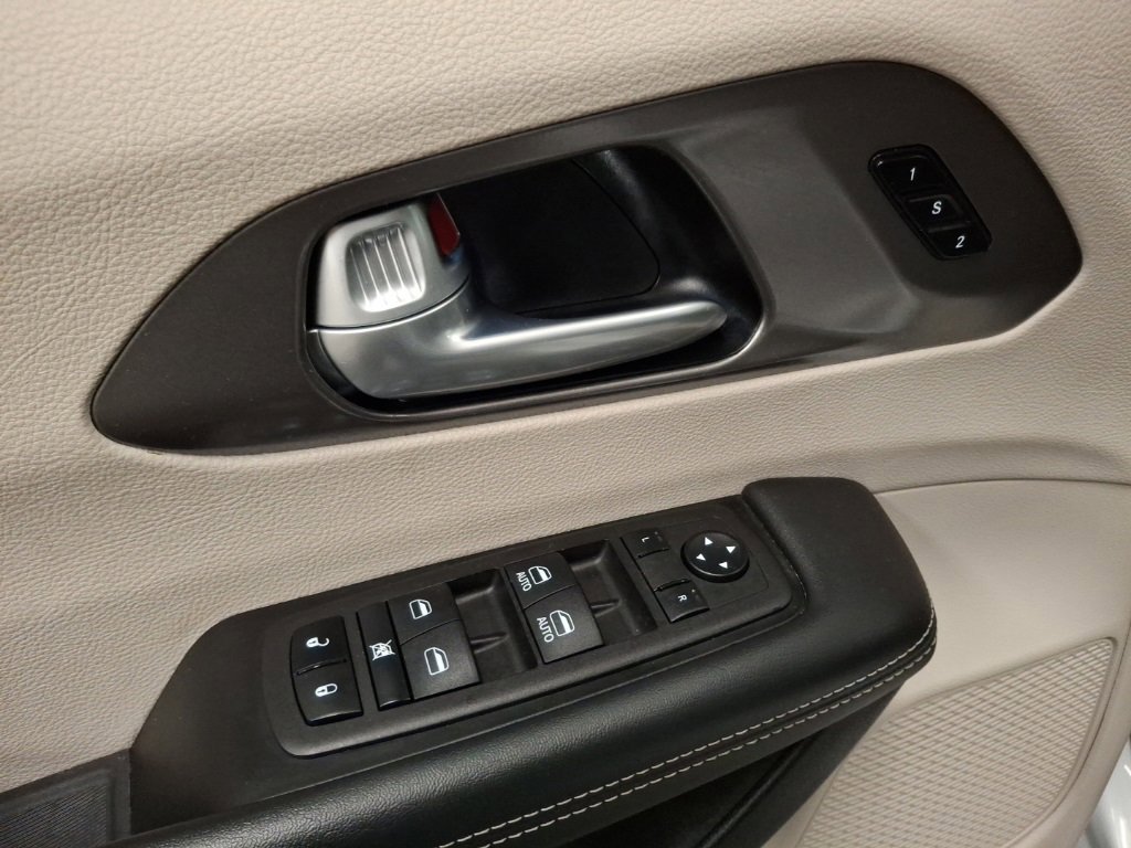 Used 2024 Chrysler Pacifica Touring-L image 15