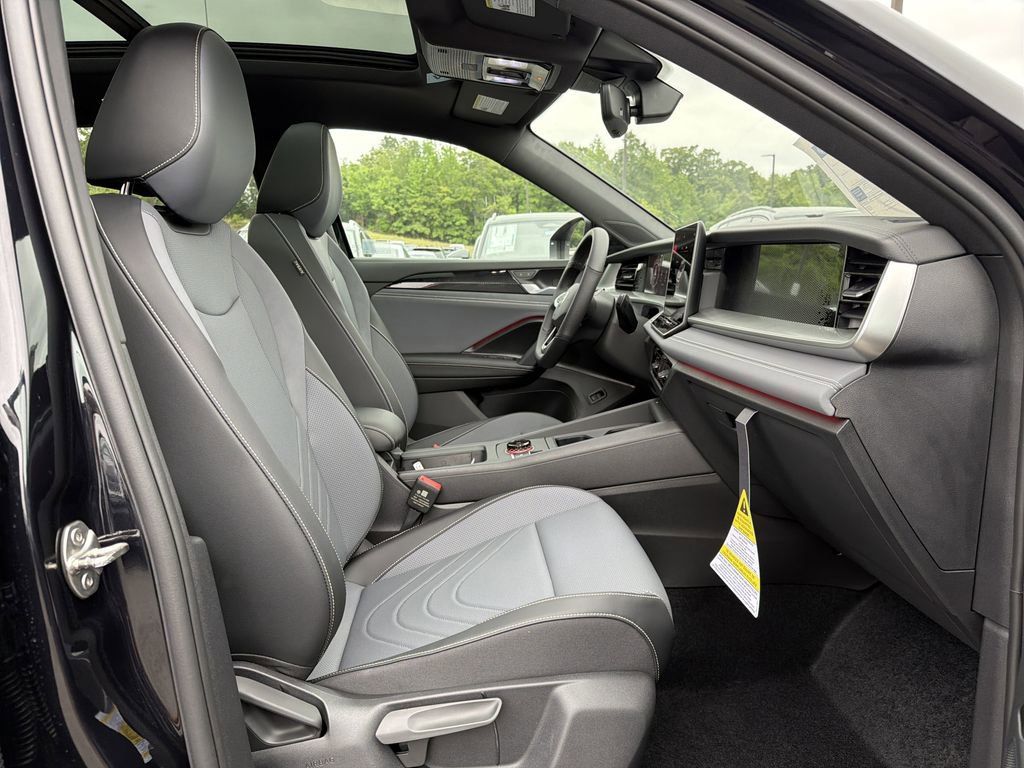 New 2026 Volkswagen Tiguan SE R-Line FWD image 18