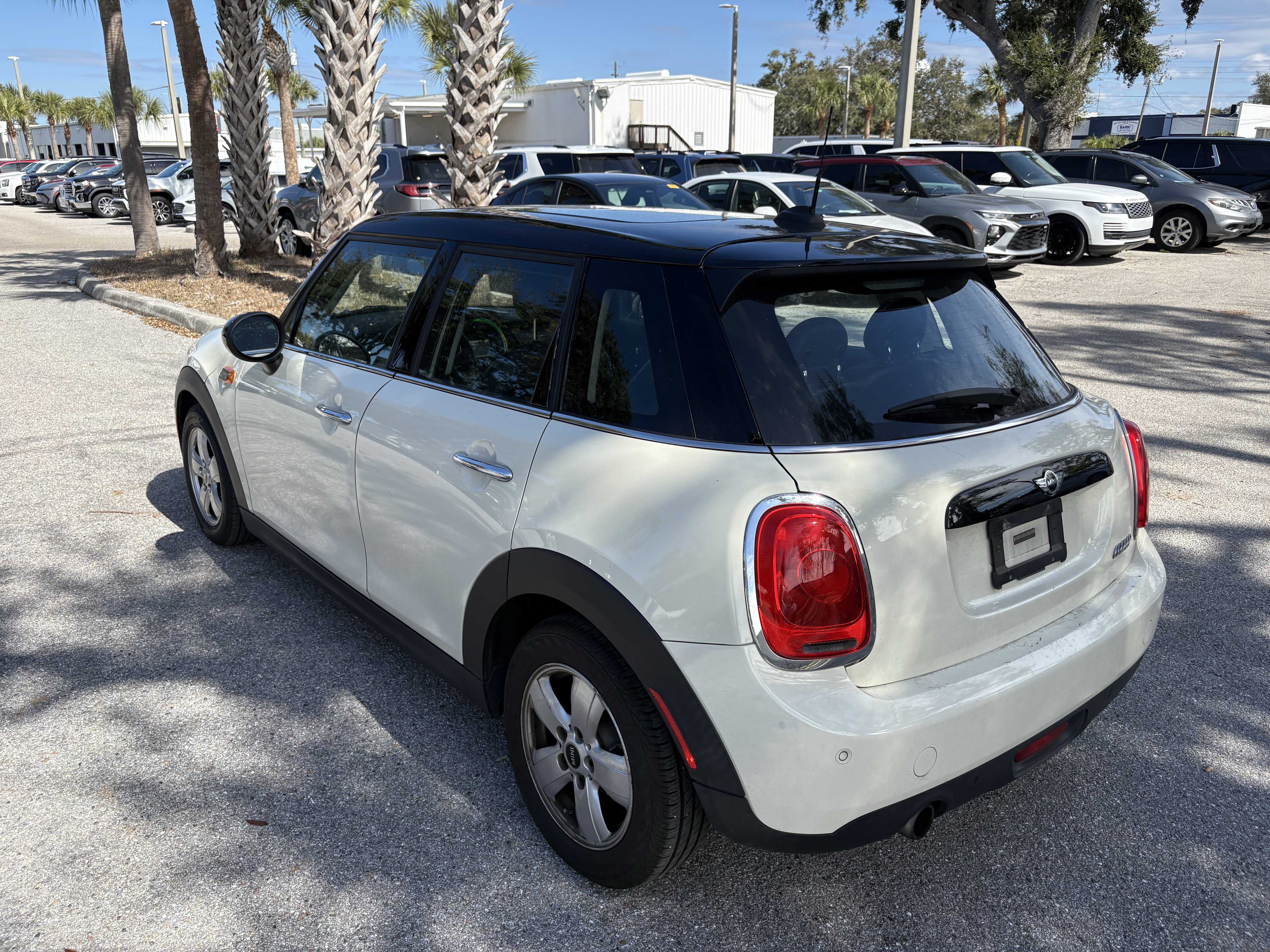 Used 2018 MINI Cooper 4-Door Hardtop image 5