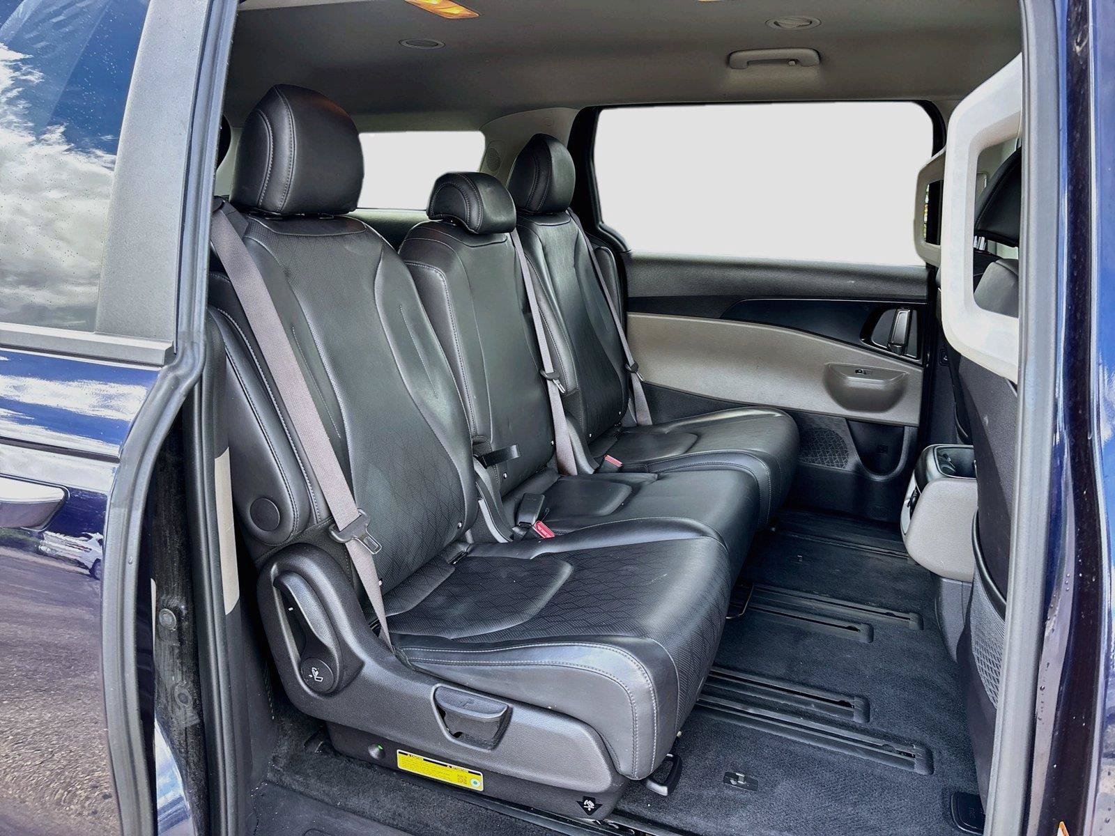 Used 2025 Kia Carnival FWD image 28