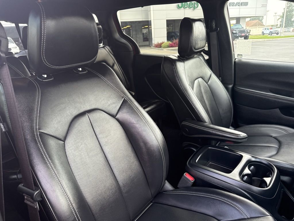 Used 2025 Chrysler Pacifica Select image 11