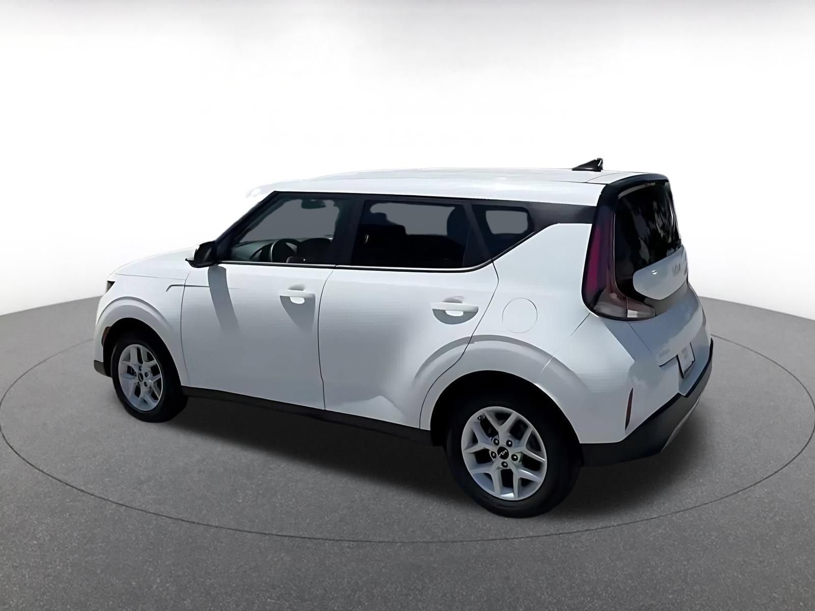 Used 2025 Kia Soul LX w/ LX Technology Package FWD image 9