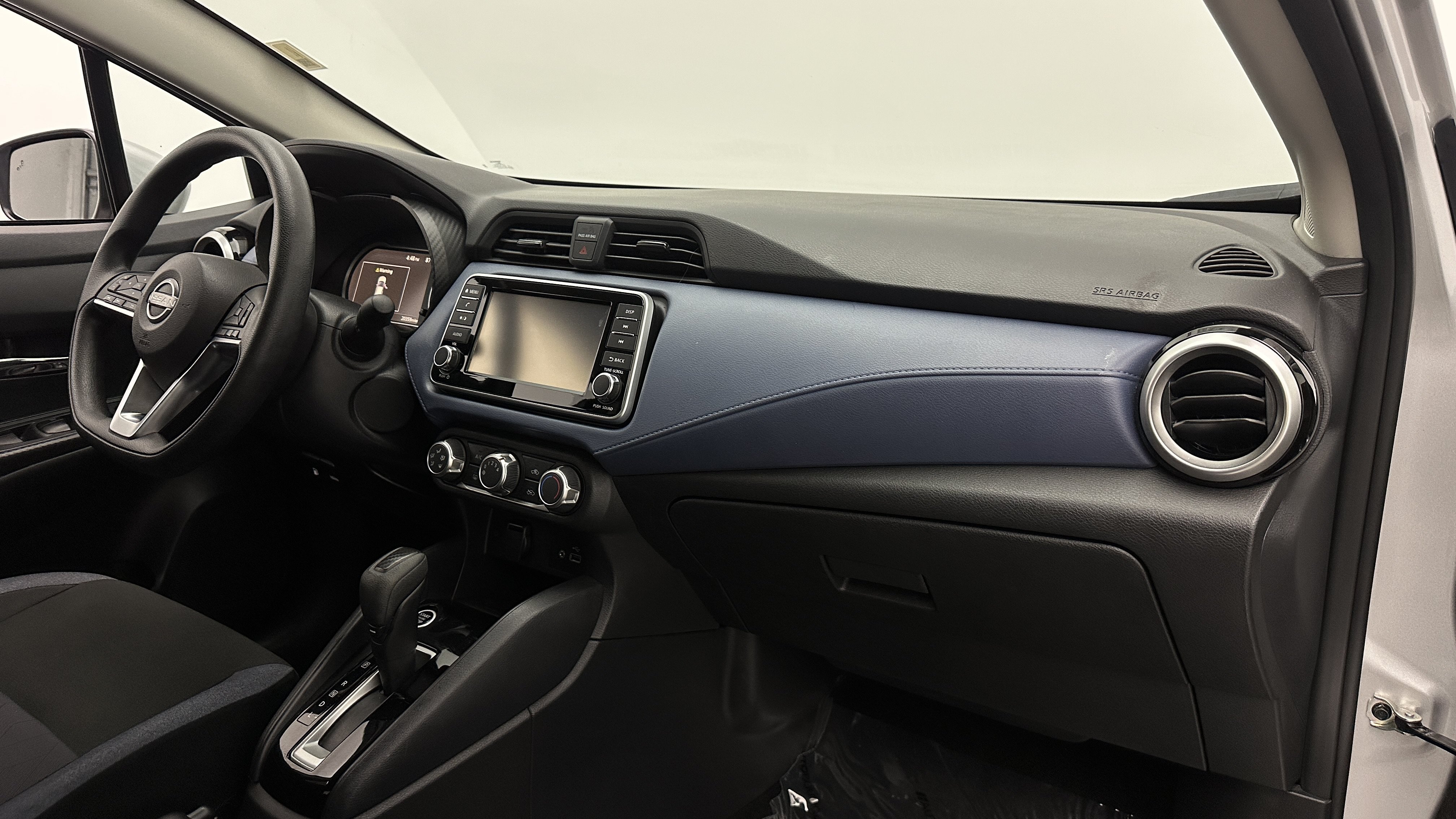 Used 2025 Nissan Versa SV FWD image 33