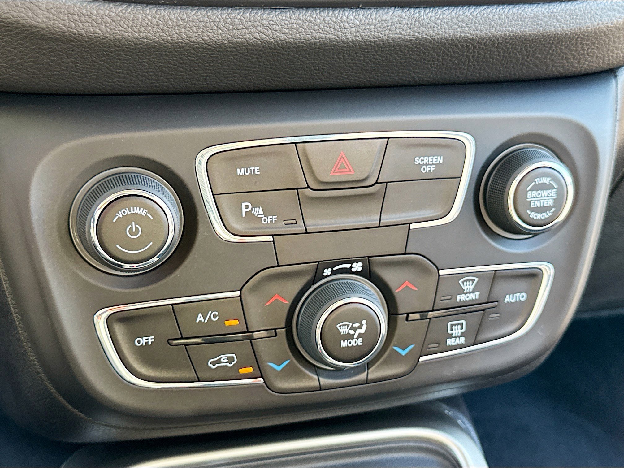 Used 2019 Jeep Compass Latitude w/ Cold Weather Group FWD image 11