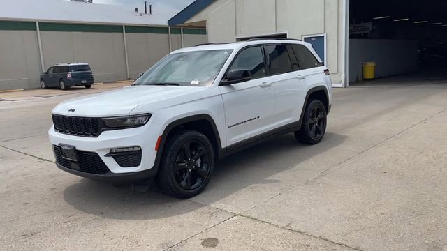 Used 2024 Jeep Grand Cherokee Limited w/ Black Appearance Package AWD/4WD image 4