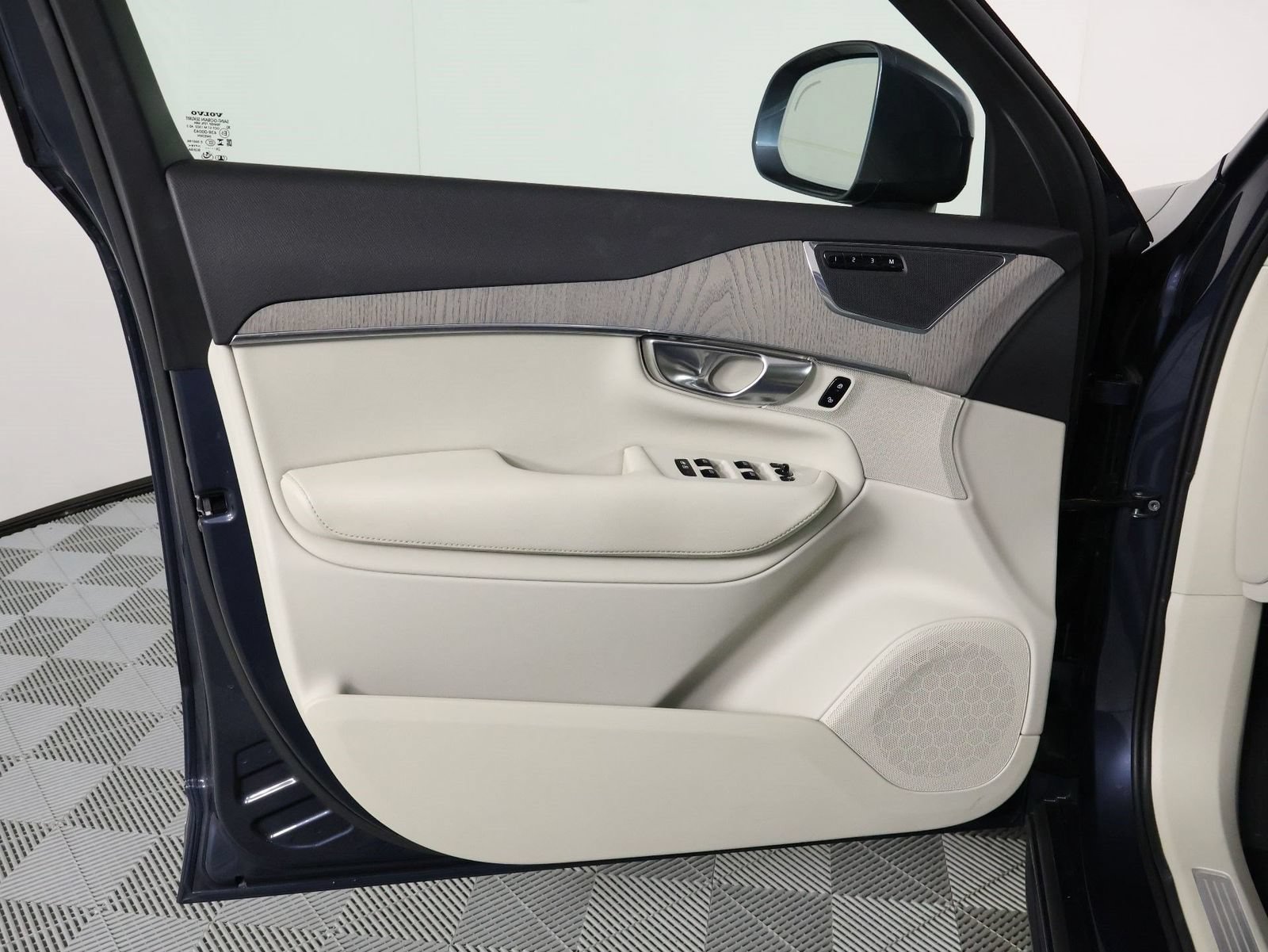 Certified 2025 Volvo XC90 T8 Plus w/ Protection Package Premier AWD/4WD image 17