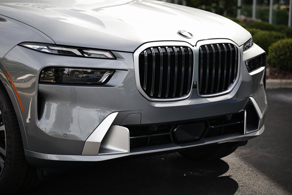New 2026 BMW X7 xDrive40i w/ Premium Package image 2