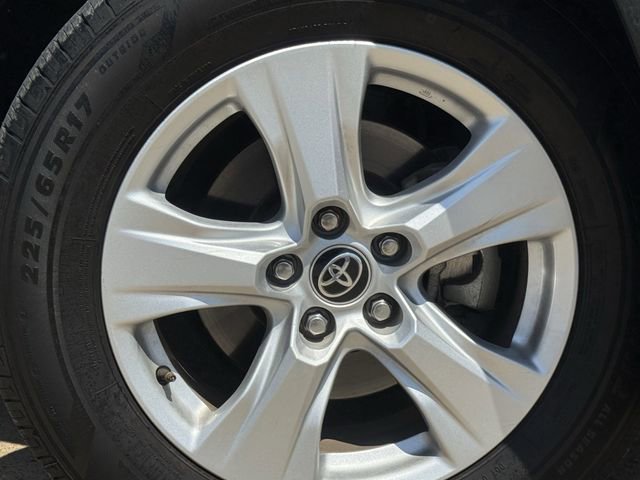Used 2021 Toyota RAV4 XLE w/ Convenience Package FWD image 10