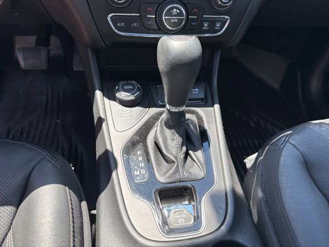 Used 2021 Jeep Cherokee Limited w/ Elite Package AWD/4WD image 38