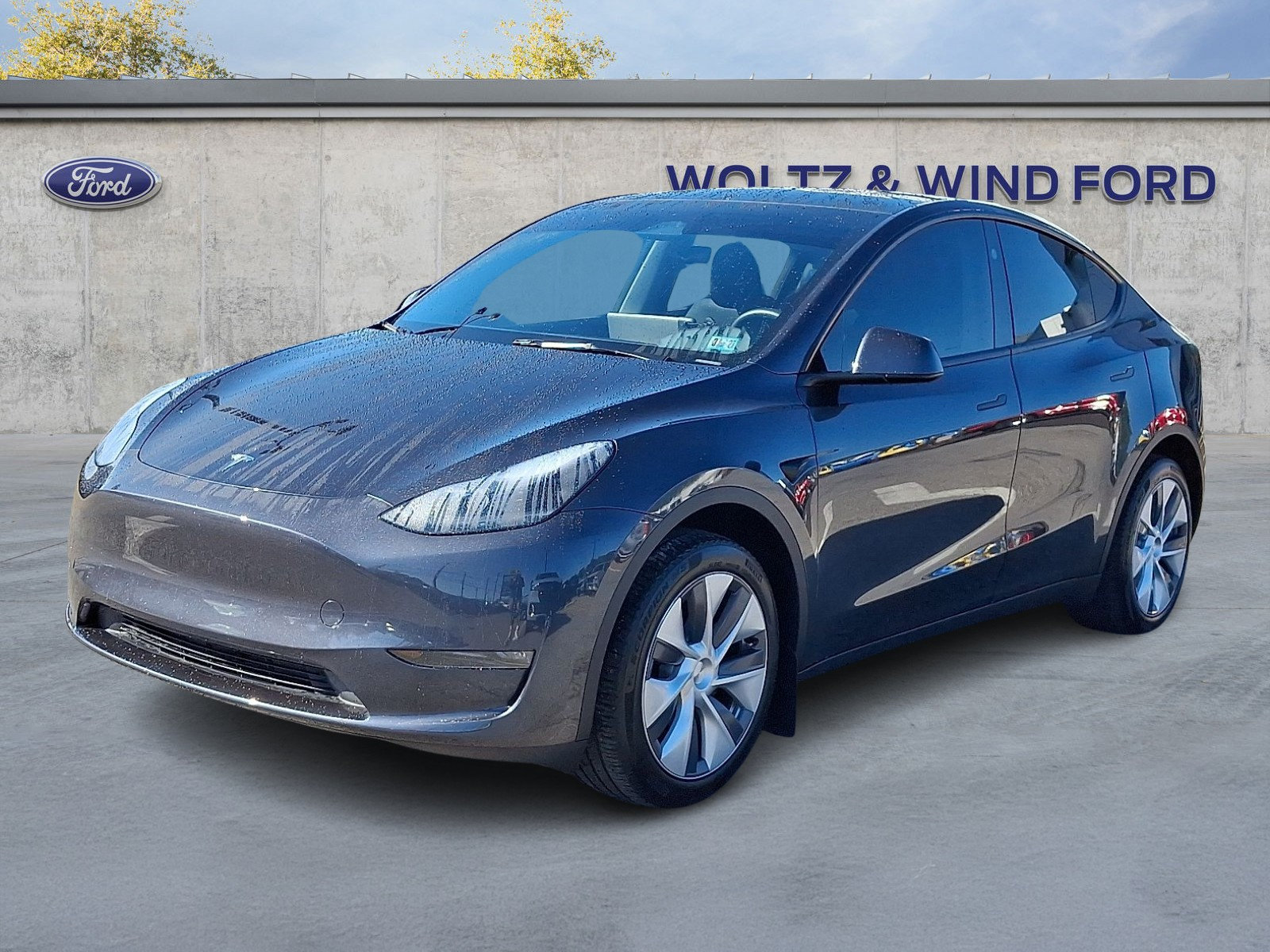 Used 2024 Tesla Model Y Long Range AWD/4WD image 3