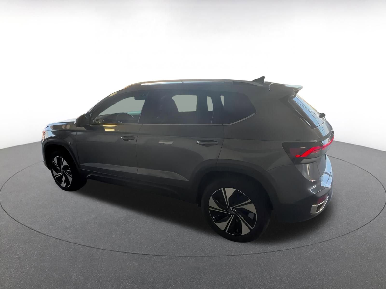 Used 2025 Volkswagen Taos SE image 13