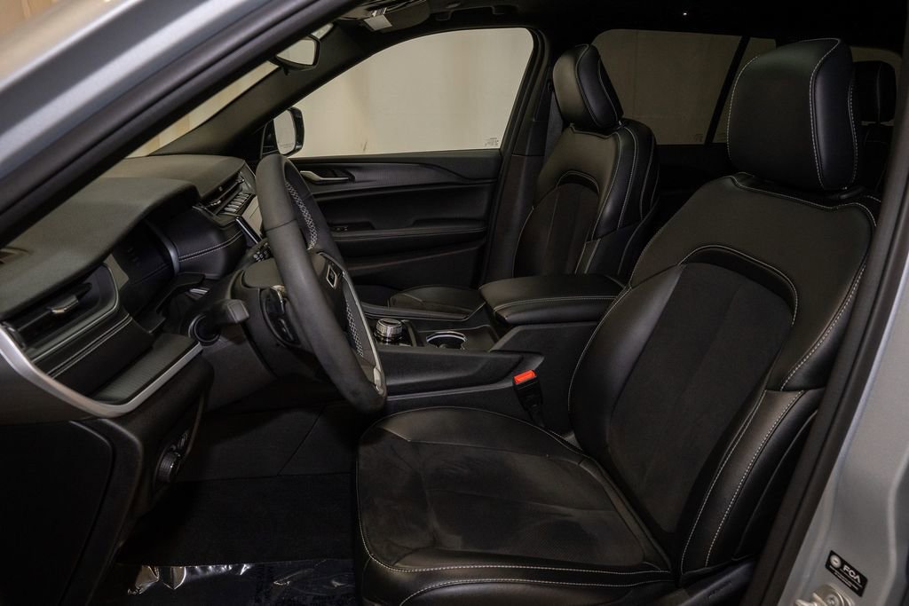 Used 2023 Jeep Grand Cherokee Altitude image 12