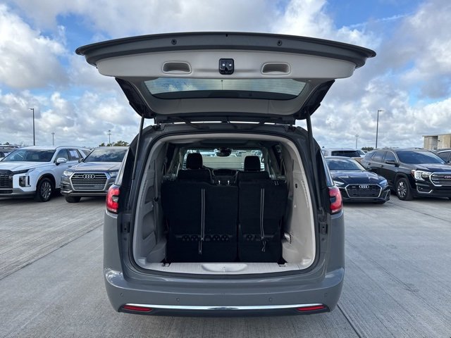 Used 2023 Chrysler Pacifica Limited image 9