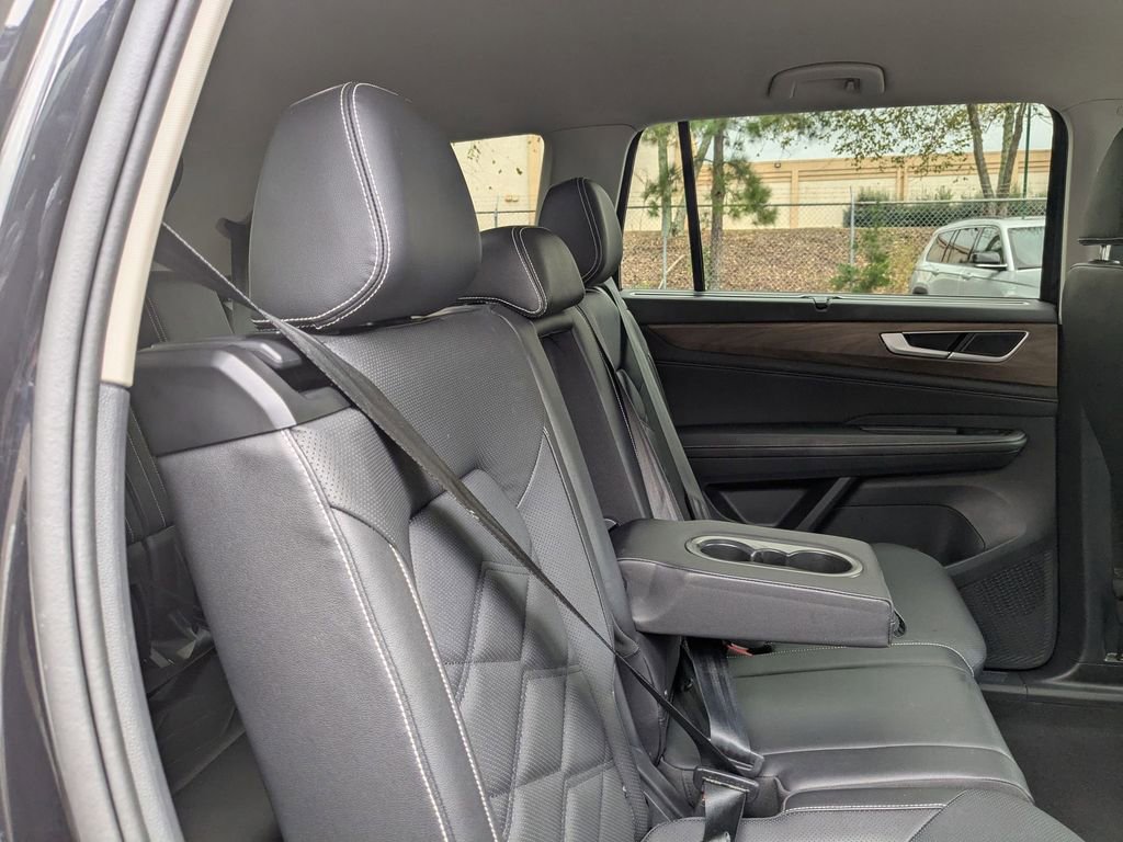 Used 2025 Volkswagen Atlas SE image 27