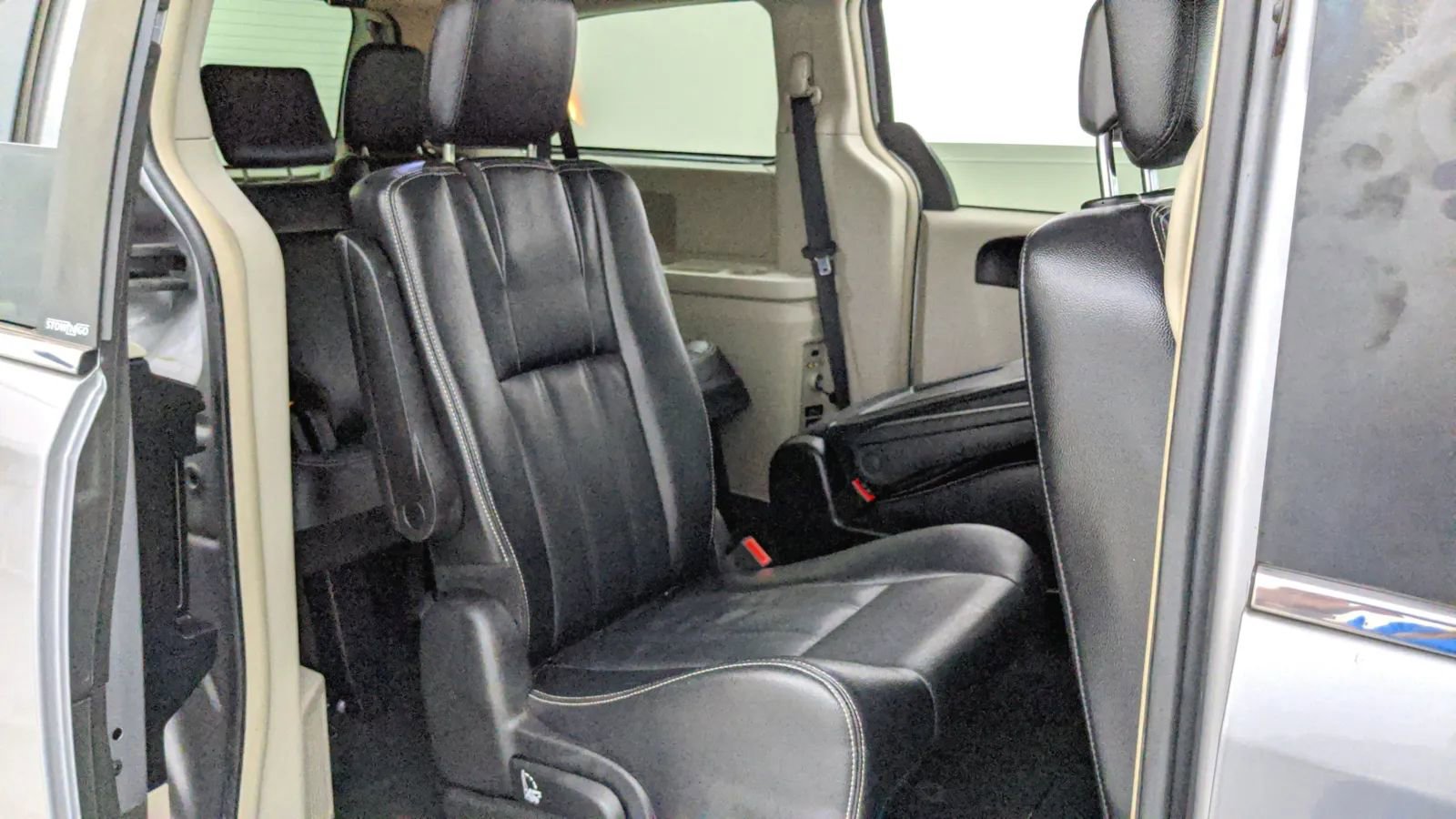 Used 2014 Chrysler Town & Country Touring image 29