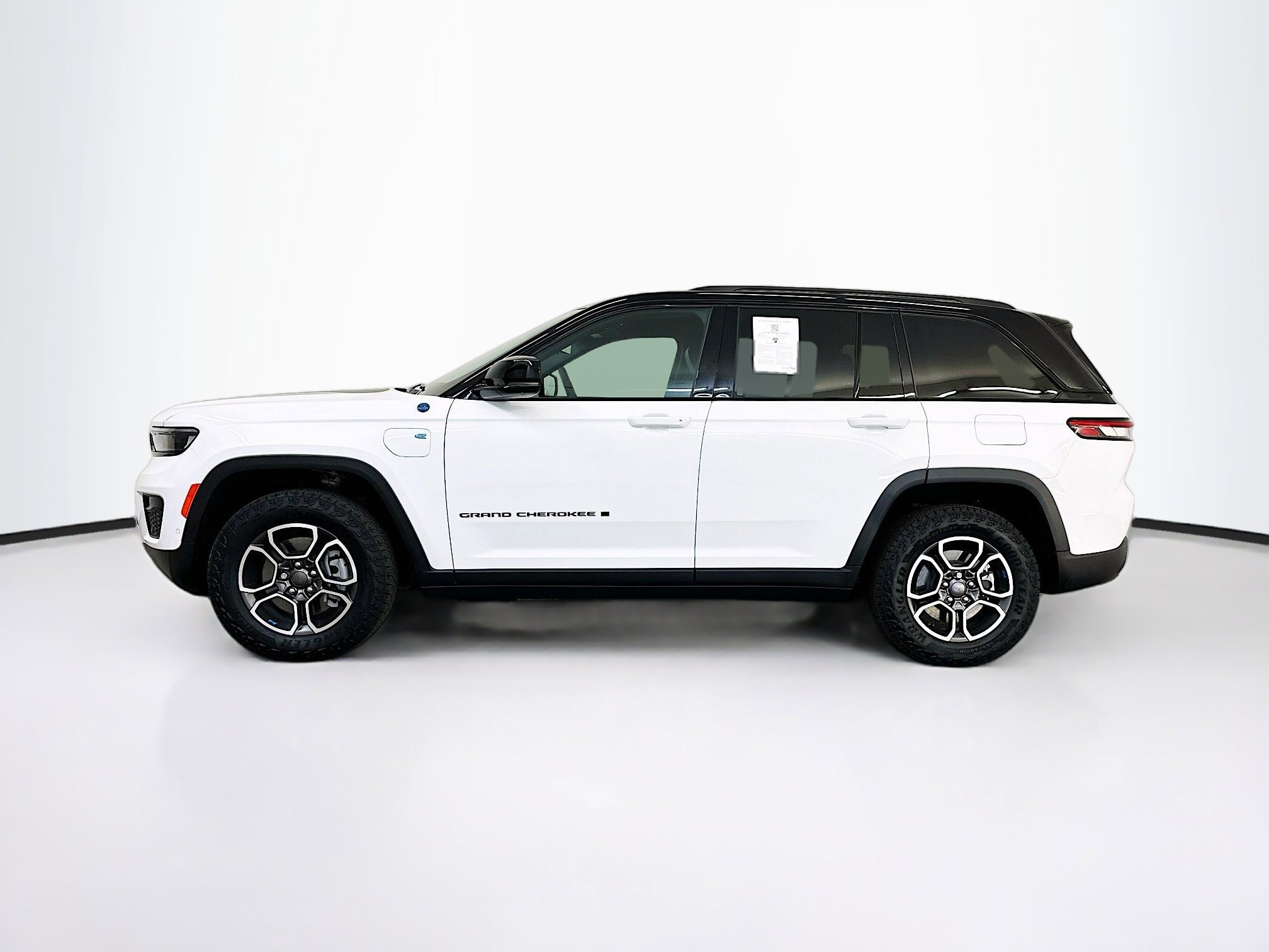 Used 2024 Jeep Grand Cherokee Trailhawk w/ Advanced Protech Group II AWD/4WD image 4