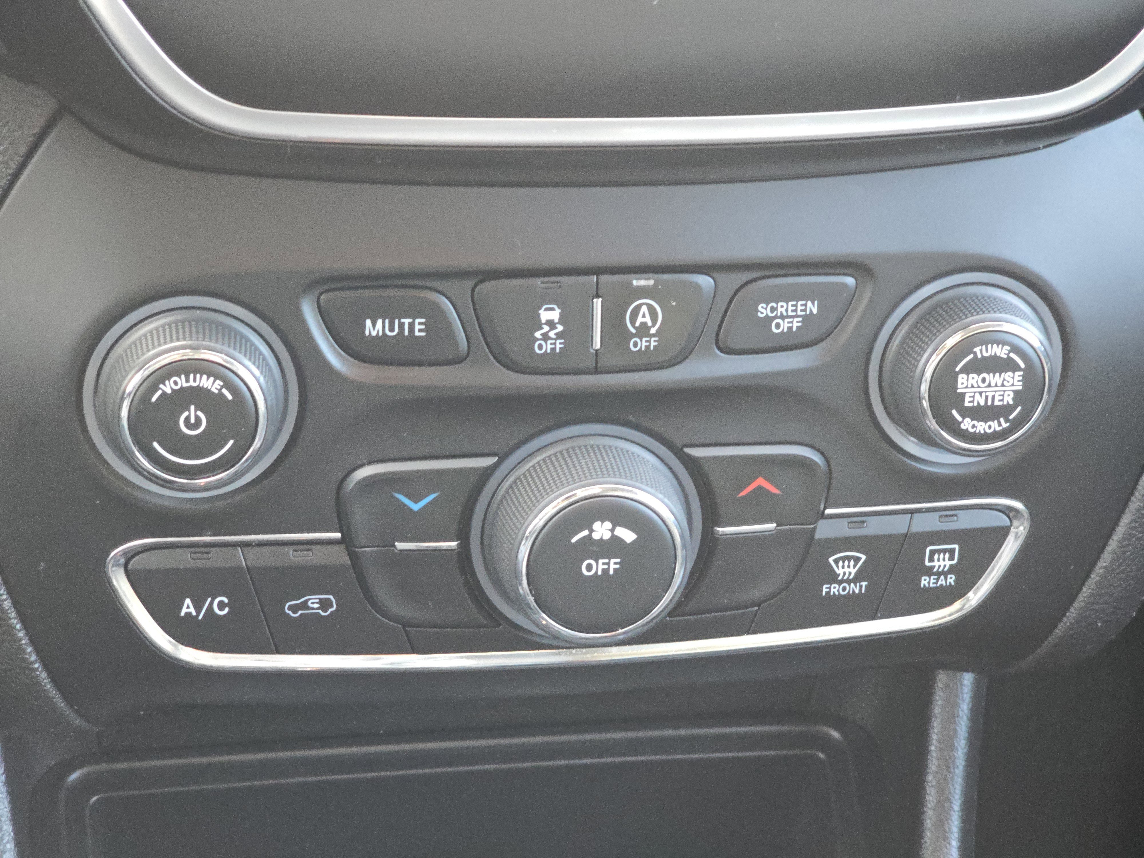 Used 2020 Jeep Cherokee Latitude Plus w/ Cold Weather Group image 23