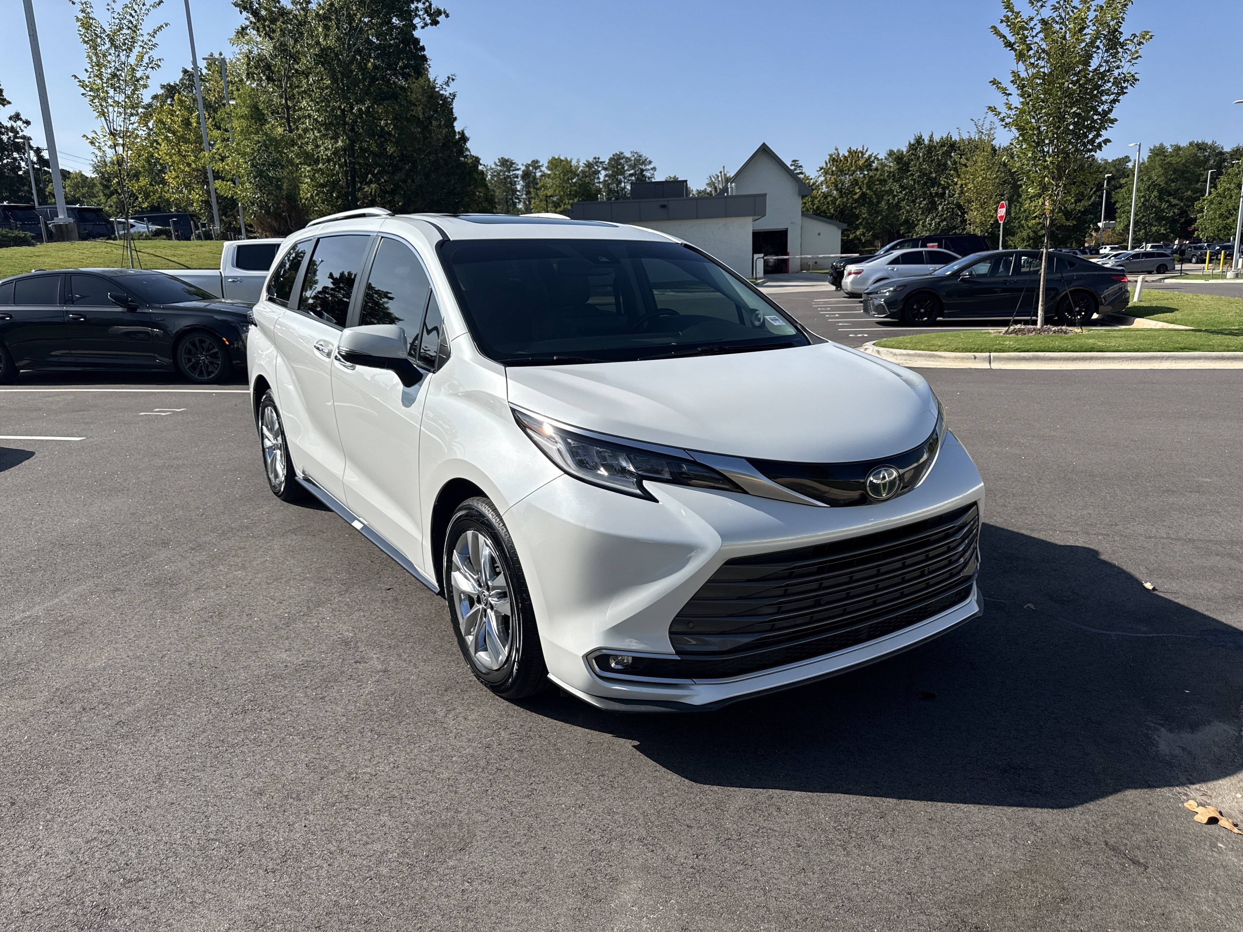 Used 2023 Toyota Sienna Limited FWD image 2