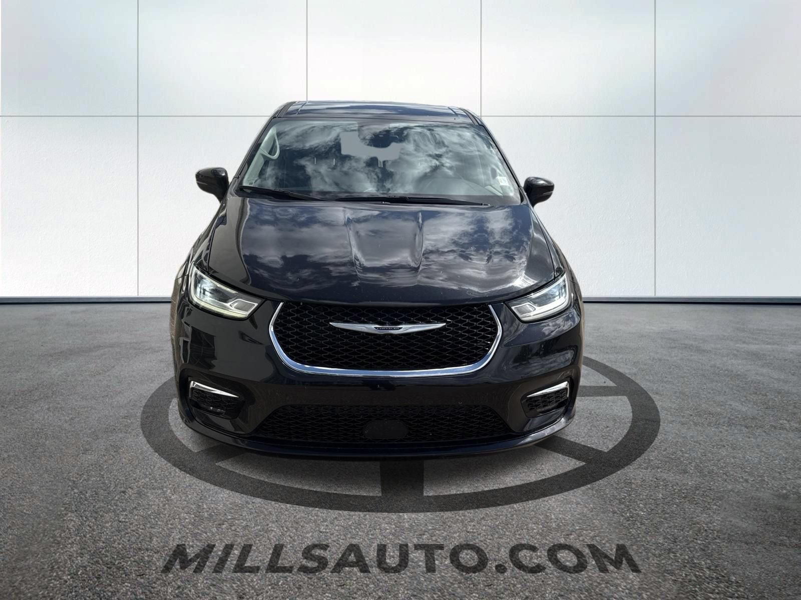 Used 2023 Chrysler Pacifica Touring-L FWD image 2