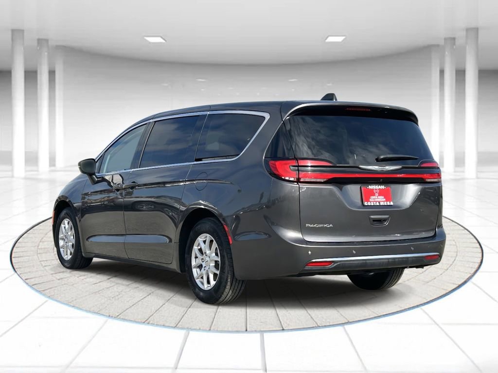 Used 2023 Chrysler Pacifica Touring-L image 2