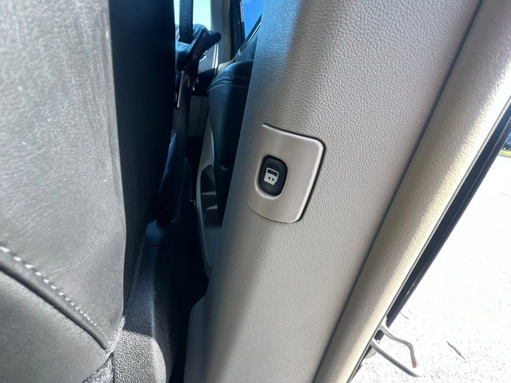 Used 2014 Chrysler Town & Country Touring-L FWD image 30