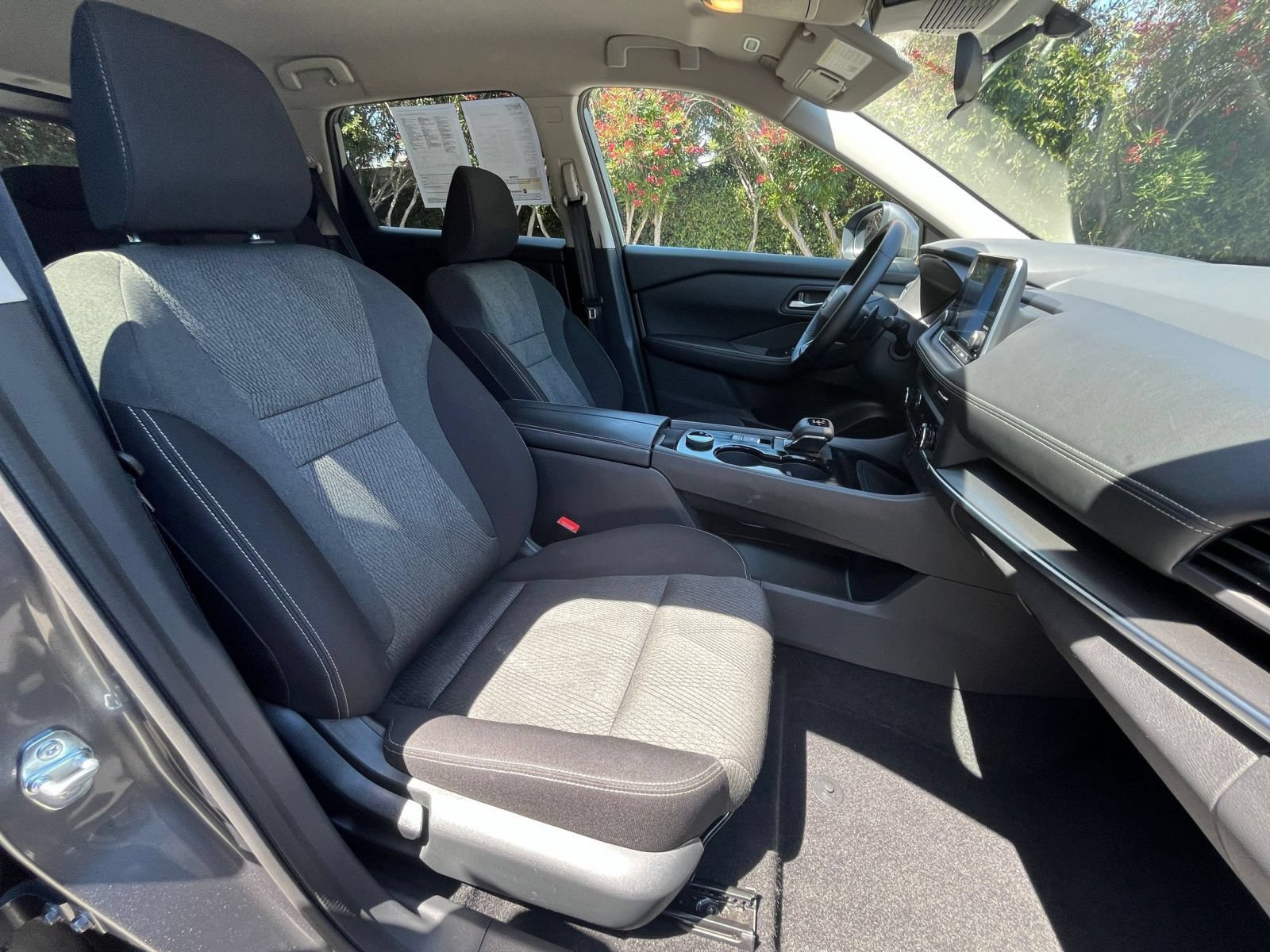 Used 2025 Nissan Rogue SV AWD/4WD image 38