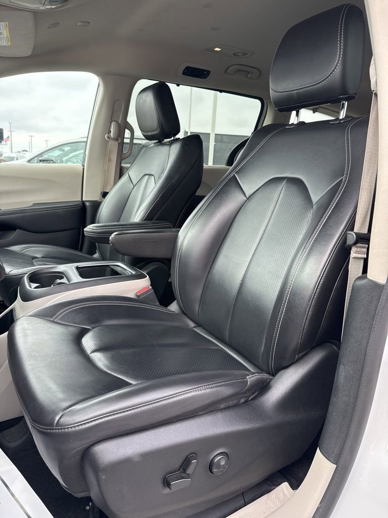 Used 2023 Chrysler Pacifica Touring-L image 12