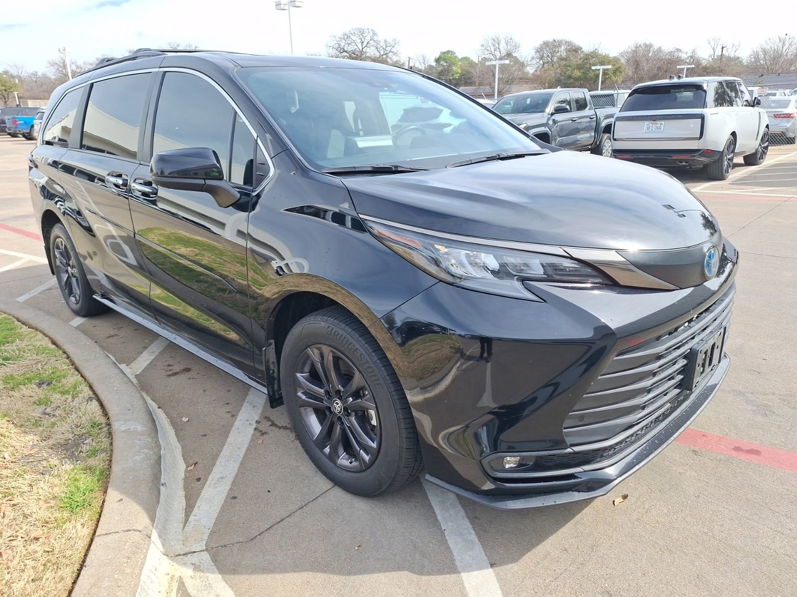 Used 2024 Toyota Sienna XLE Woodland Edition image 8