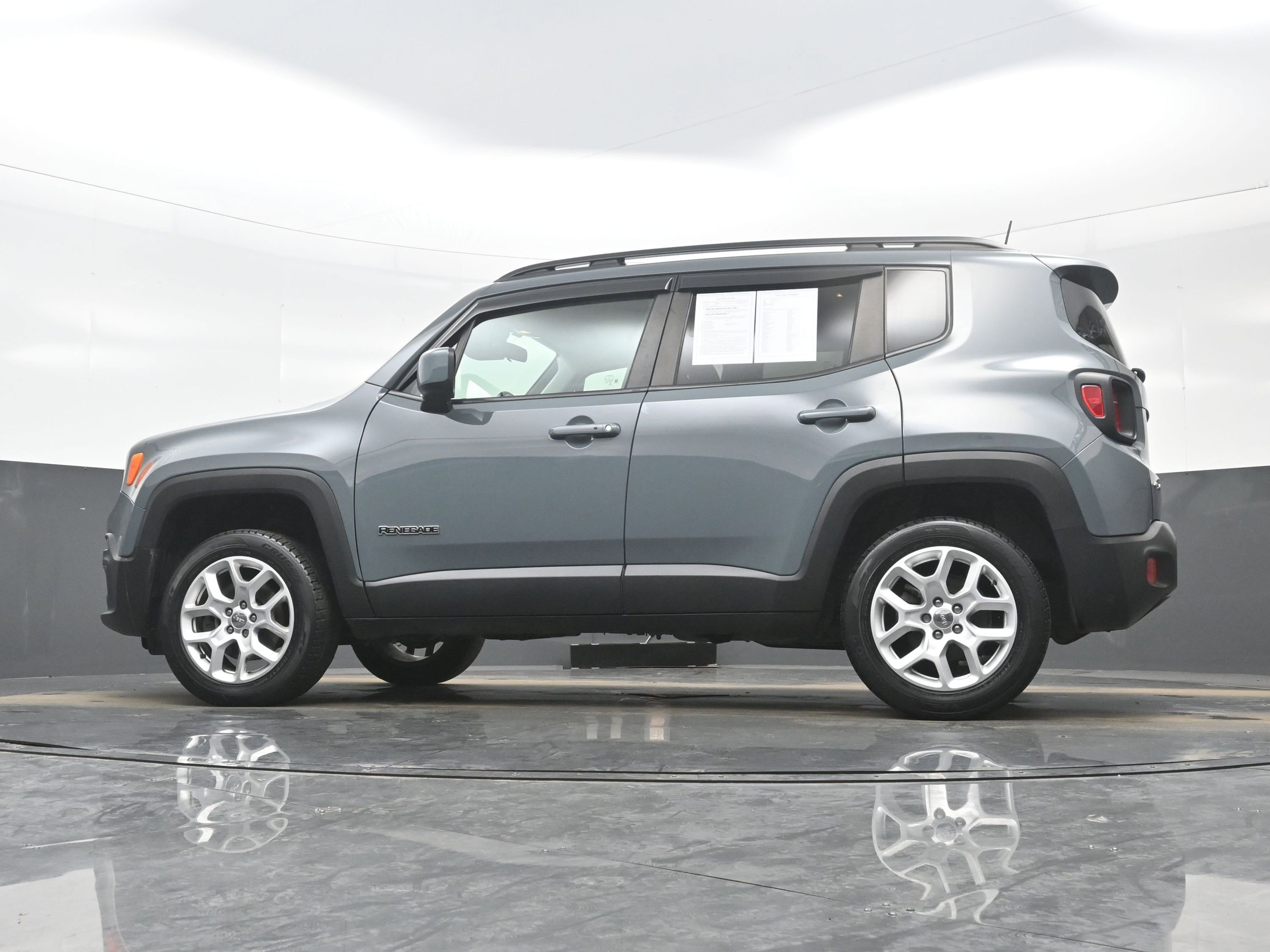 Used 2018 Jeep Renegade Latitude w/ Cold Weather Group image 23