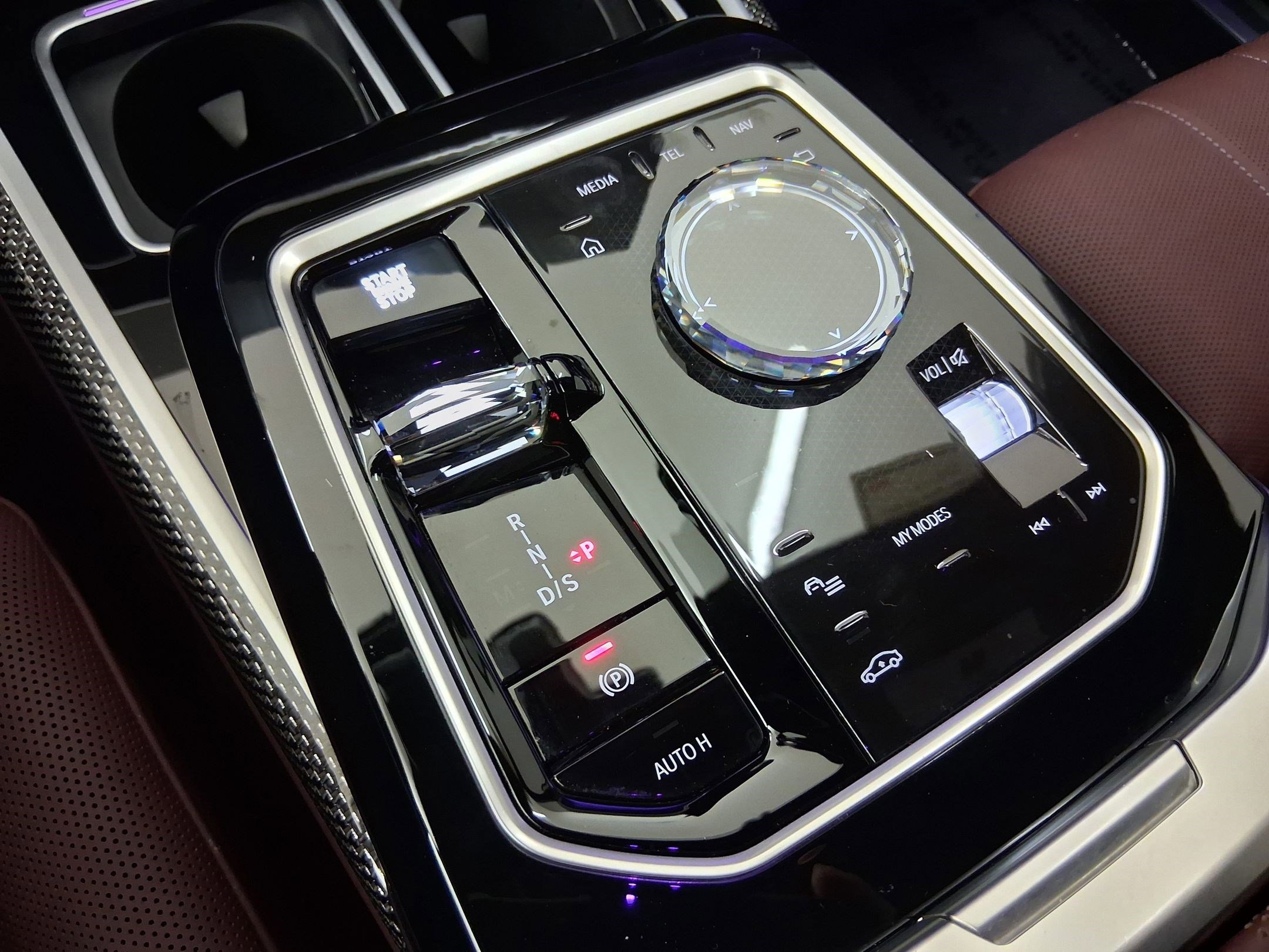 Certified 2025 BMW 750e xDrive w/ Premium Package AWD/4WD image 17