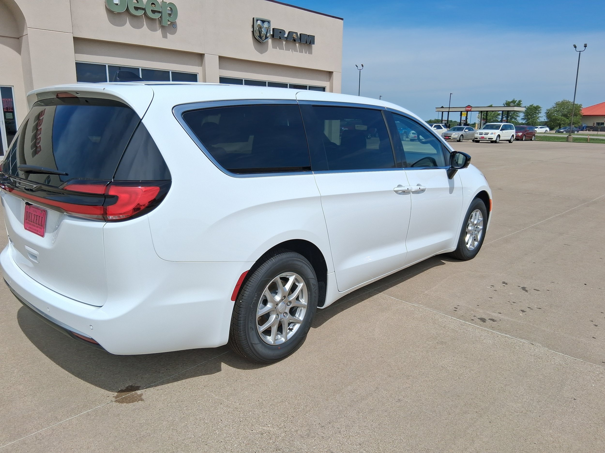 New 2027 Chrysler Pacifica Select FWD image 8