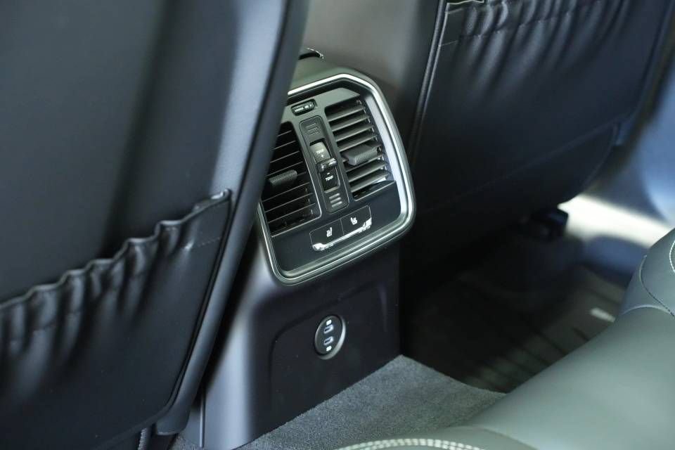 Certified 2025 Porsche Macan AWD/4WD image 26