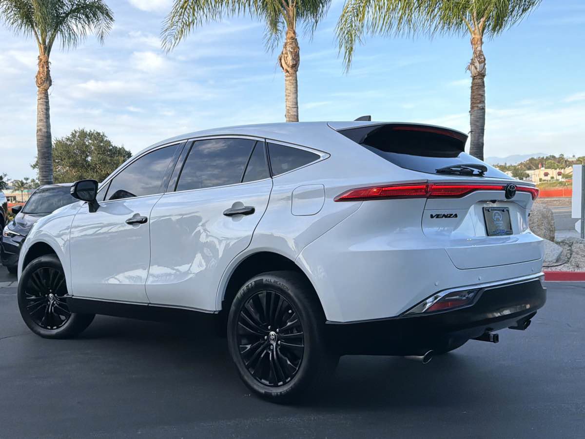 Used 2024 Toyota Venza Nightshade AWD/4WD image 5