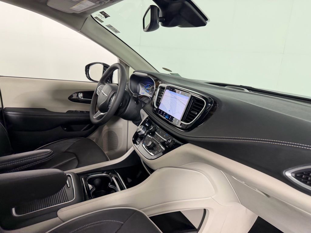 Used 2023 Chrysler Pacifica Limited image 29