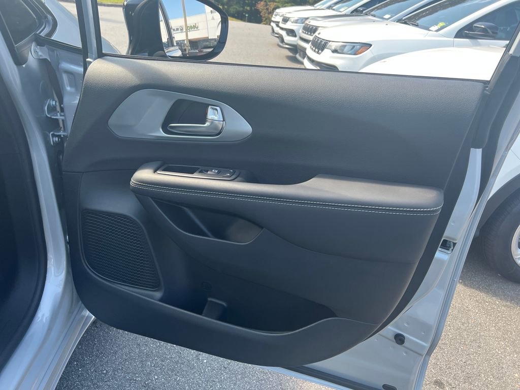 New 2026 Chrysler Pacifica Limited image 21