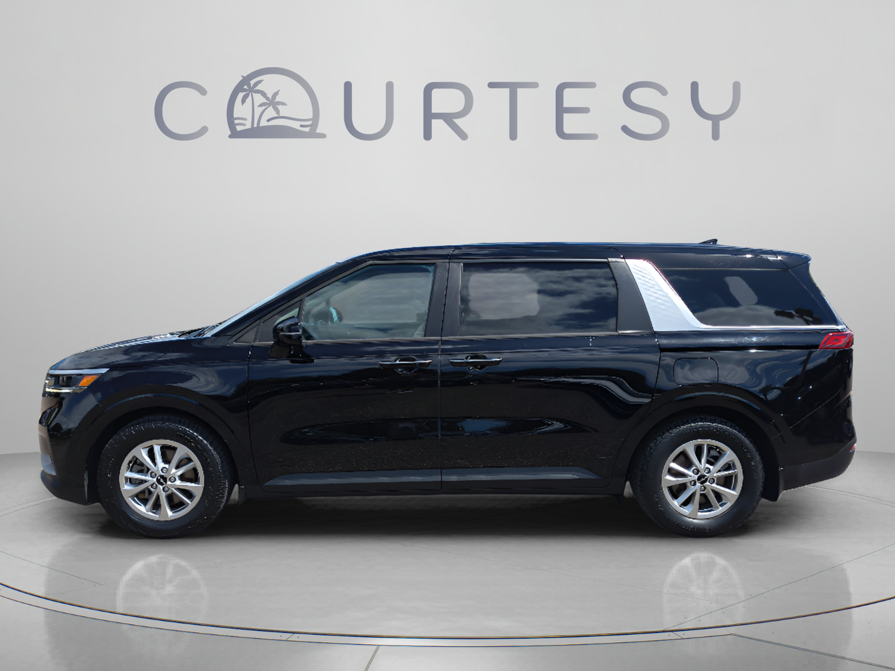 Used 2023 Kia Carnival LX FWD image 2